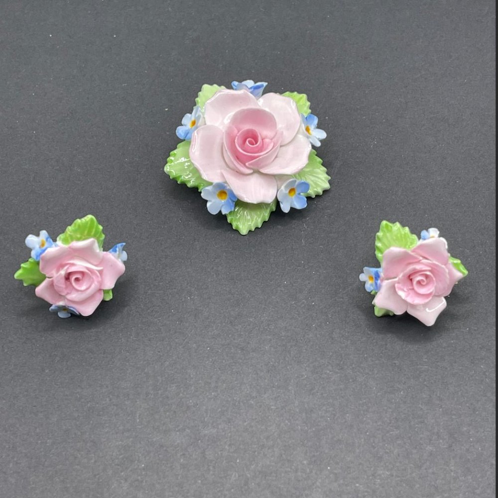 2.13.26-45 Vintage DENTON England china floral brooch & screwback earring set